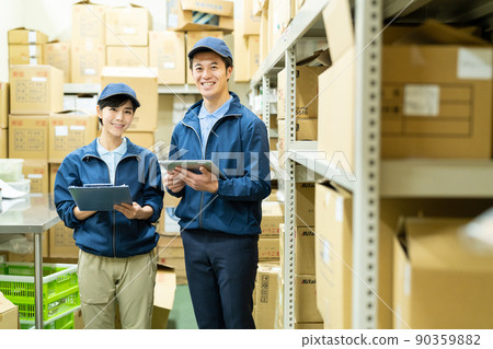 在倉庫工作的年輕員工的男女 90359882