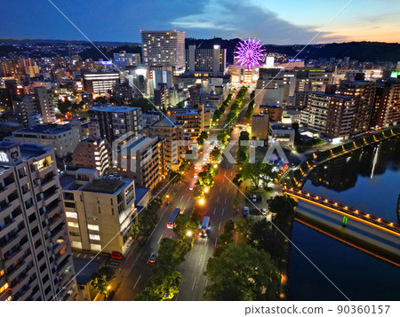 鹿兒島市琴川綠地和那不勒斯街的夜景鳥瞰圖 鹿兒島市琴川綠地和那不勒斯街的夜景鳥瞰圖 90360157