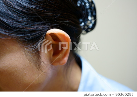中年婦女鬢角白髮豎耳 90360295