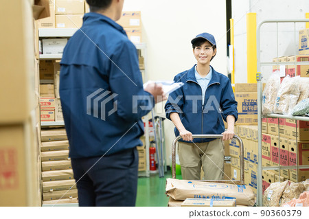 工作在倉庫的司機職員 90360379