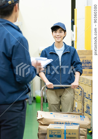 工作在倉庫的司機職員 90360380