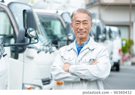 Senior male trucking business 90360432