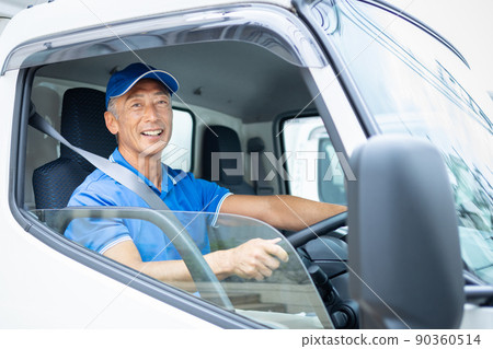 駕駛卡車的中間男性司機 90360514