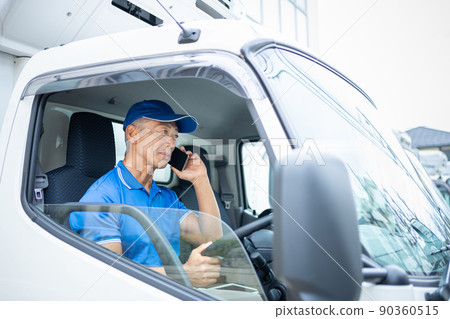 駕駛卡車的中間男性司機 90360515