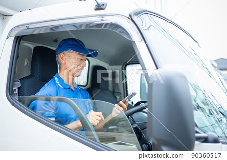 駕駛卡車的中間男性司機 駕駛卡車的中間男性司機 90360517