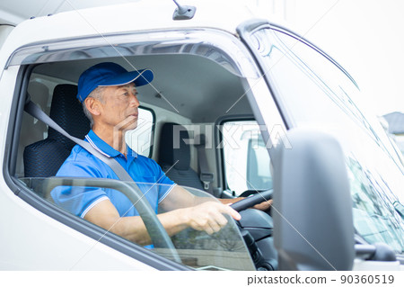 駕駛卡車的中間男性司機 90360519