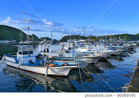 The Katsuura fishing port in Wakayama prefecture, which walks in the early morning of May, is beautiful 90360595