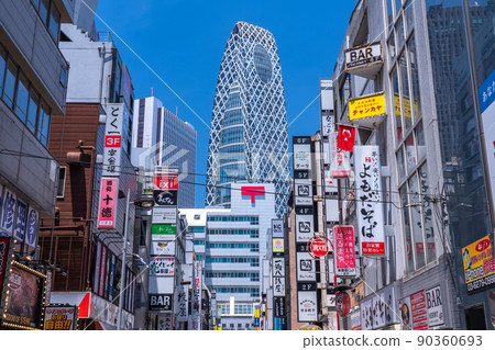 《東京》新宿西口，午餐時間餐廳區 90360693