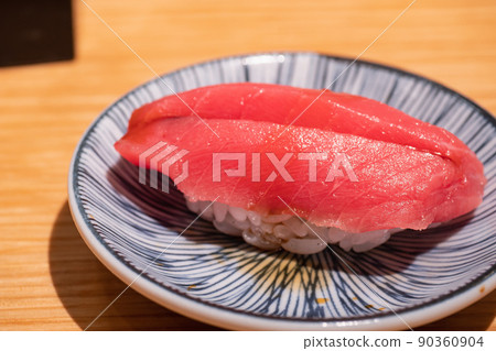 新鮮的紅金槍魚握壽司。 新鮮的紅金槍魚握壽司。 90360904