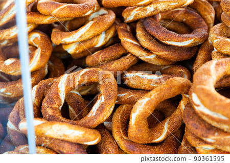 Freshly baked Turkish bagels simits on display case 90361595