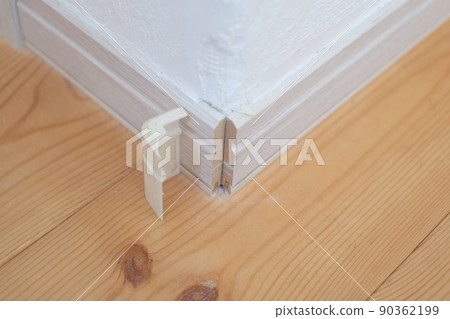 剝落石膏的牆和脫落的踢腳板角蓋 90362199