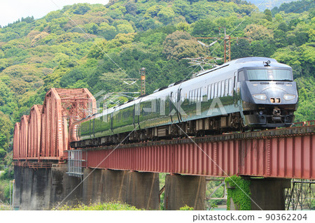 Sightseeing train "36 Plus 3" crossing the Kuma River Bridge (JR Kyushu) 90362204