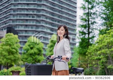 騎自行車上下班的年輕女商人 90362606