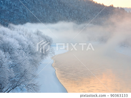 Hokkaido Otoineppu, Teshio River cold morning 90363133