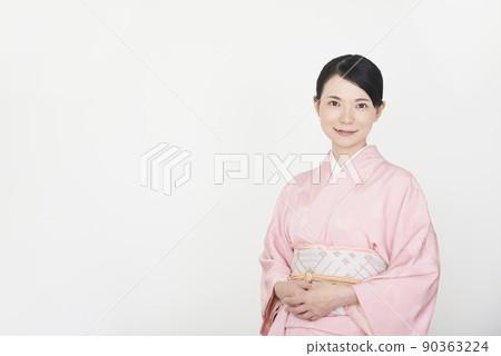 一個穿著和服的女人 90363224