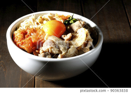 豆芽、泡菜、豬肉等配料豐富的拌飯碗 90363838