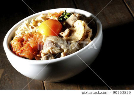 豆芽、泡菜、豬肉等配料豐富的拌飯碗 90363839