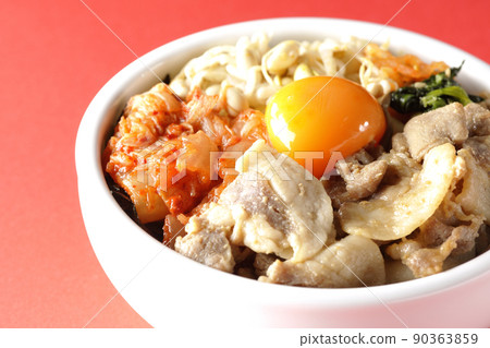 豆芽、泡菜、豬肉等配料豐富的拌飯碗 90363859