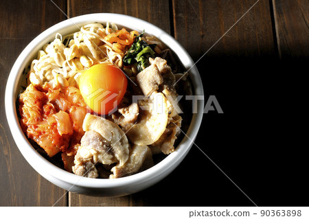 鳥瞰拌飯碗,裡面有很多豆芽、泡菜和豬肉等配料。 鳥瞰拌飯碗,裡面有很多豆芽、泡菜和豬肉等配料。 90363898