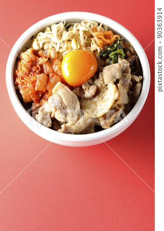 A bird's-eye view of the bibimbap bowl, which contains a lot of ingredients such as bean sprouts, kimchi, and pork. 90363914
