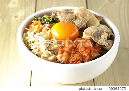 豆芽、泡菜、豬肉等配料豐富的拌飯碗 90363975