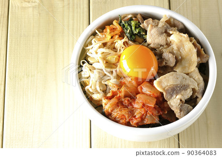 鳥瞰拌飯碗，裡面有很多豆芽、泡菜和豬肉等配料。 90364083