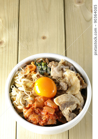 鳥瞰拌飯碗,裡面有很多豆芽、泡菜和豬肉等配料。 鳥瞰拌飯碗,裡面有很多豆芽、泡菜和豬肉等配料。 90364085