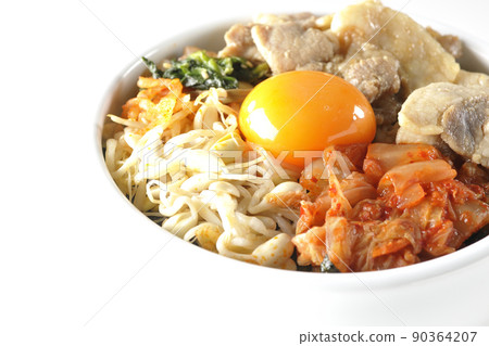 拌飯碗，裡面有很多配料，如豆芽、泡菜和白色背景的豬肉 90364207