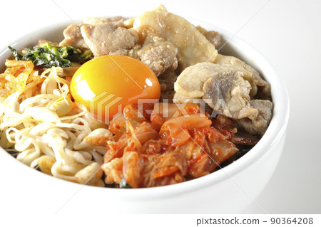 拌飯碗，裡面有很多配料，如豆芽、泡菜和白色背景的豬肉 90364208