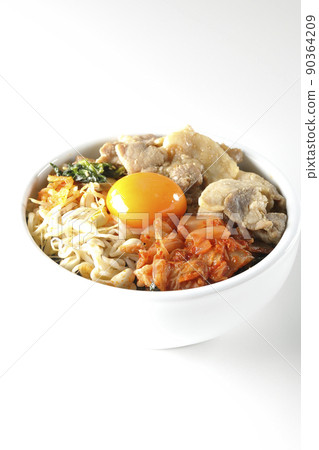 拌飯碗，裡面有很多配料，如豆芽、泡菜和白色背景的豬肉 90364209