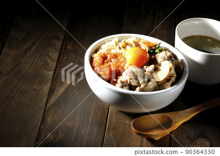 拌飯碗和裙帶菜湯,配料豐富,如豆芽、泡菜和豬肉 拌飯碗和裙帶菜湯,配料豐富,如豆芽、泡菜和豬肉 90364330