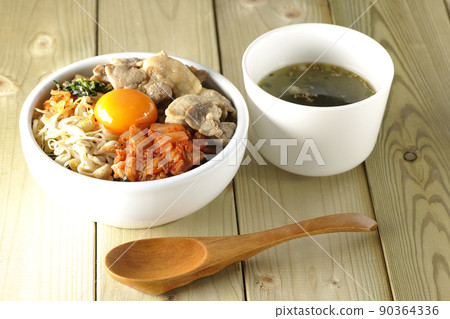 拌飯碗和裙帶菜湯,配料豐富,如豆芽、泡菜和豬肉 拌飯碗和裙帶菜湯,配料豐富,如豆芽、泡菜和豬肉 90364336