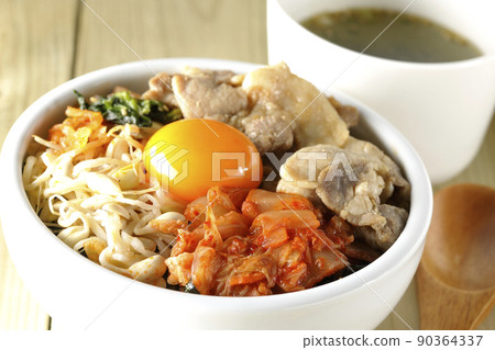 拌飯碗和裙帶菜湯，配料豐富，如豆芽、泡菜和豬肉 90364337