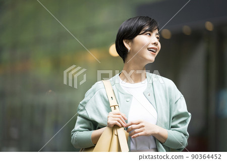 站立在街角的一個少婦 站立在街角的一個少婦 90364452