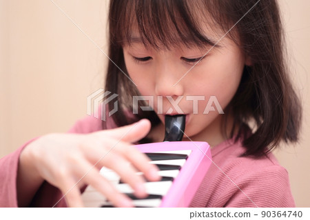 彈鍵盤口琴的女孩 彈鍵盤口琴的女孩 90364740