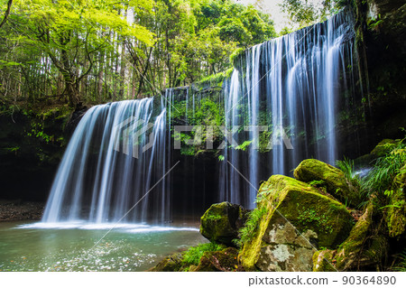 Nabegataki Falls in Oguni Town, Kumamoto Prefecture - Waterfall flowing like a curtain in the fresh greenery - Nabegataki Falls in Oguni Town, Kumamoto Prefecture - Waterfall flowing like a curtain in the fresh greenery - 90364890