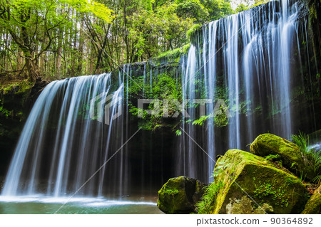 Nabegataki Falls in Oguni Town, Kumamoto Prefecture - Waterfall flowing like a curtain in the fresh greenery - Nabegataki Falls in Oguni Town, Kumamoto Prefecture - Waterfall flowing like a curtain in the fresh greenery - 90364892