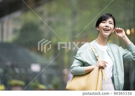 一個年輕的女人帶著微笑 一個年輕的女人帶著微笑 90365338