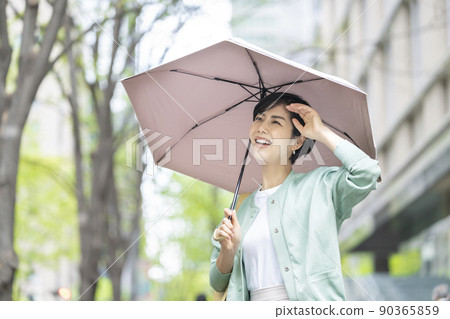 Young woman holding a parasol Young woman holding a parasol 90365859