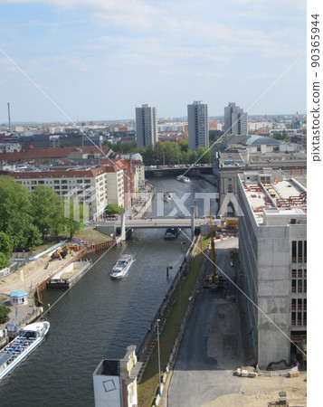 Spree river seen from the observatory of Berlin Cathedral 90365944