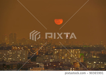 Hiding between the night view of the city center and the moonrise (full moon) clouds 90365991