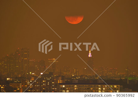 躲在市中心的夜景和月出(滿月)的雲彩之間 躲在市中心的夜景和月出(滿月)的雲彩之間 90365992