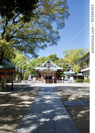 A shrine where the blue sky shines 90366463