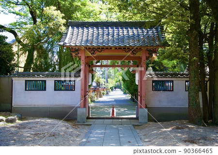 A shrine where the blue sky shines 90366465