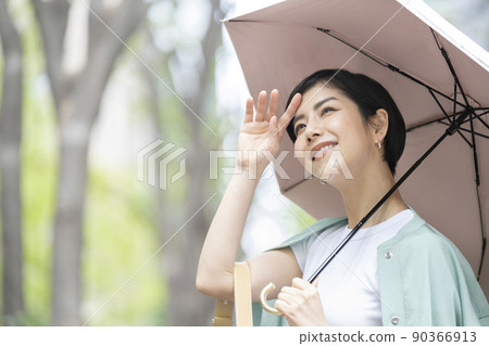 拿著遮陽傘的年輕女子 90366913