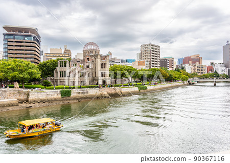 《Hiroshima Prefecture》 A water taxi running through the Atomic Bomb Dome and the Motoyasu River 90367116