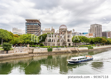 《Hiroshima Prefecture》 Hiroshima River Cruise ship running on the Atomic Bomb Dome and Motoyasu River 90367118