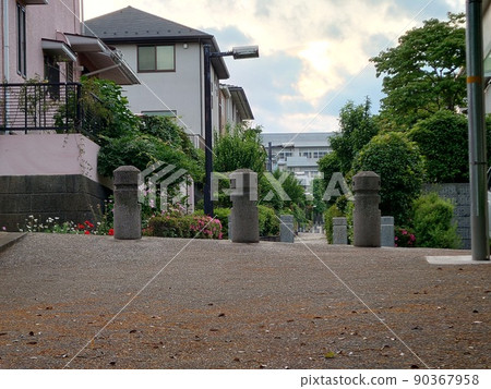 住宅區的人行道(橫濱市金澤區富岡西) 住宅區的人行道(橫濱市金澤區富岡西) 90367958