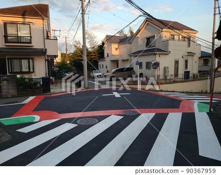 提請注意住宅區的十字路口 提請注意住宅區的十字路口 90367959