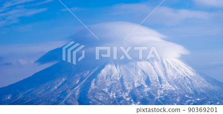 Snowy Yotei summit covered with shade clouds (Niseko, Hokkaido) 90369201